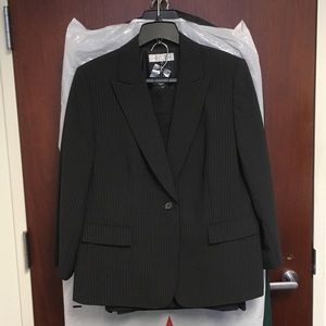 Tahari 2-pc size 14/16W grey pinstripe skirt suit
